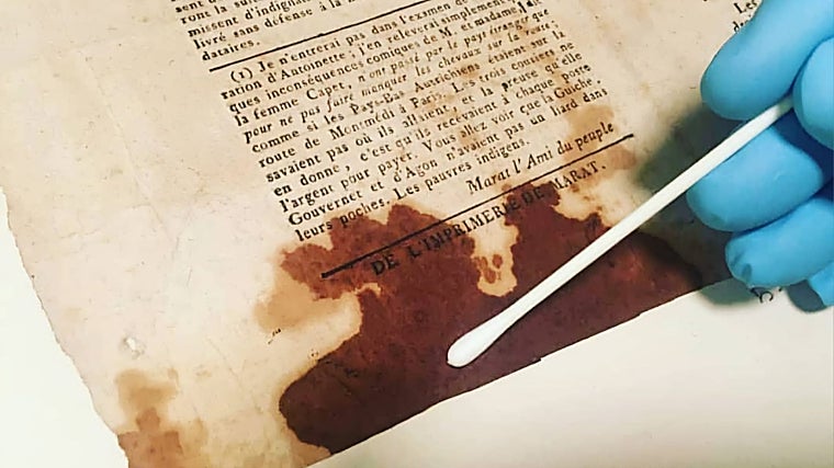 El trozo de papel con sangre del revolucionario francés Marat que sirvió para realizar su perfil genómico